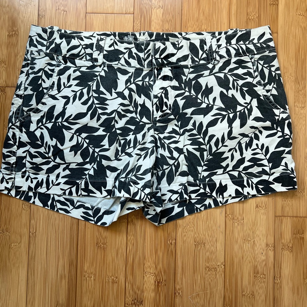 High Sierra Monochrome Leaf Print Women Shorts